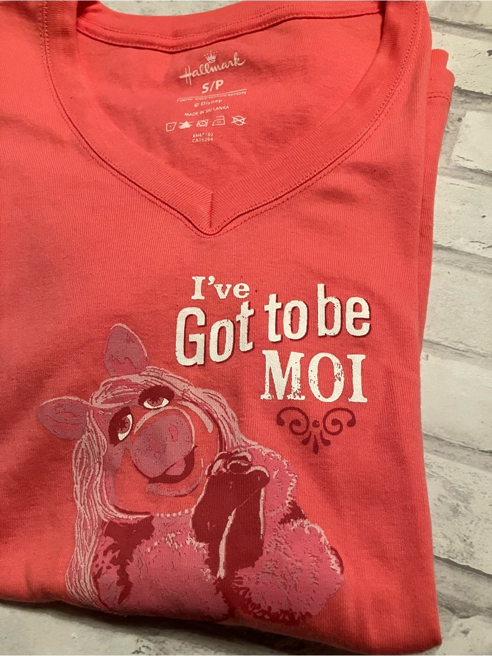 NWOT Muppets Miss Piggy 'I've Got to Be Moi' Women’s Graphic V-Neck Tee (Small)